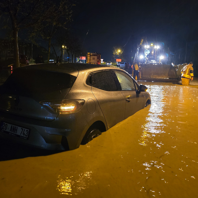 Manisa'da sağanak; araçlar yolda mahsur kaldı
