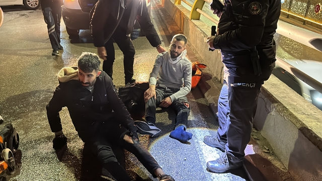 Motosiklet, otomobile arkadan çarptı: 2 yaralı