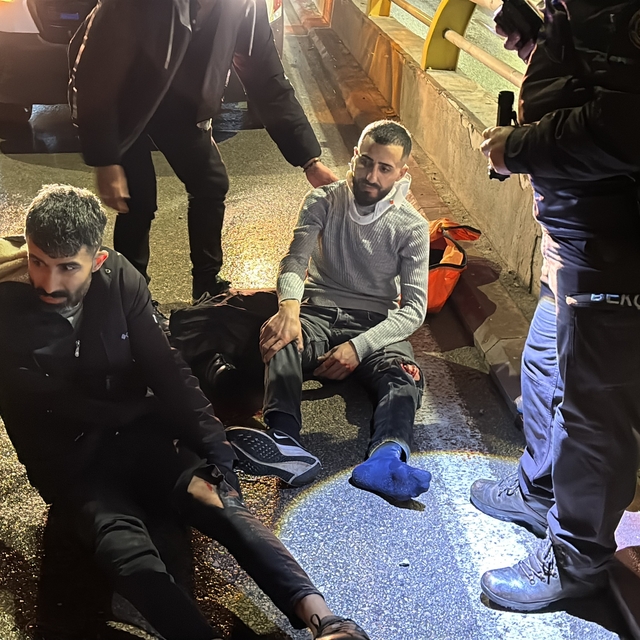 Motosiklet, otomobile arkadan çarptı: 2 yaralı