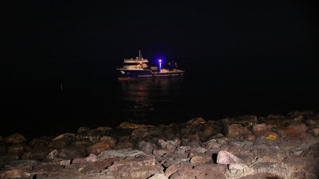 Rize'de kafes balıkçılığında kullanılan balıkçı motoru karaya oturdu