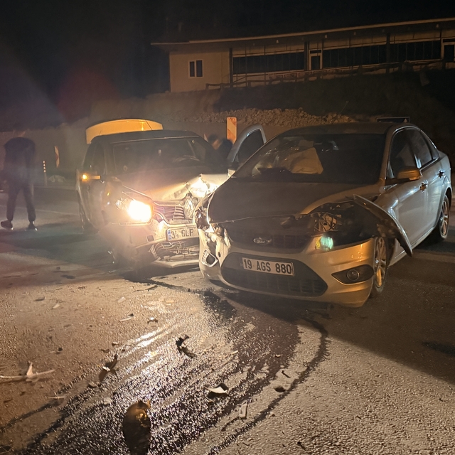 Çorum'da çarpışan iki otomobildeki 7 kişi yaralandı