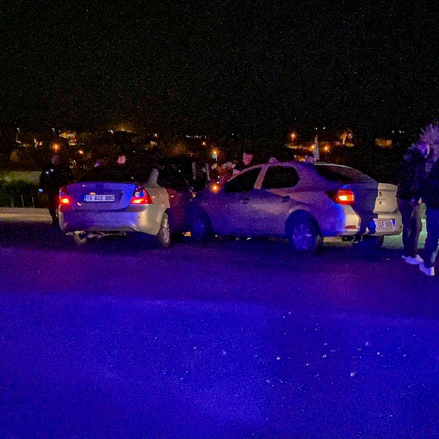 Çorum'da iki otomobil çarpıştı: 6 yaralı