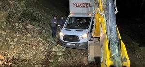 Navigasyonun yanılttığı 3 kişi, dağ yolunda araçla çamura saplanarak mahsur kaldı