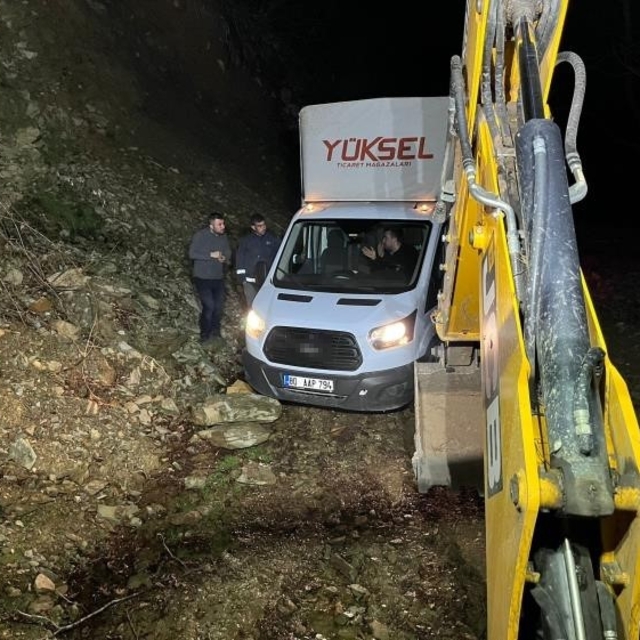 Navigasyonun yanılttığı 3 kişi, dağ yolunda araçla çamura saplanarak mahsur...