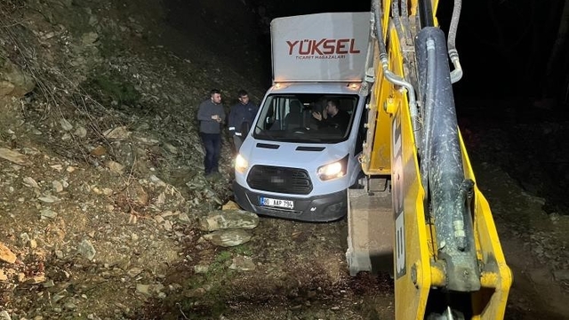 Navigasyonun yanılttığı 3 kişi, dağ yolunda araçla çamura saplanarak mahsur kaldı