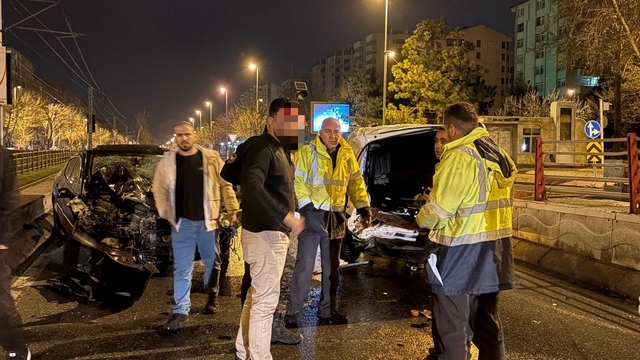 Kaza yapan ehliyetsiz ve alkollü sürücüyü, polis tedaviye ikna etti
Kayseri'de çalışma yapan ekibe arkadan çarpan araç sürücüsü yaralandı