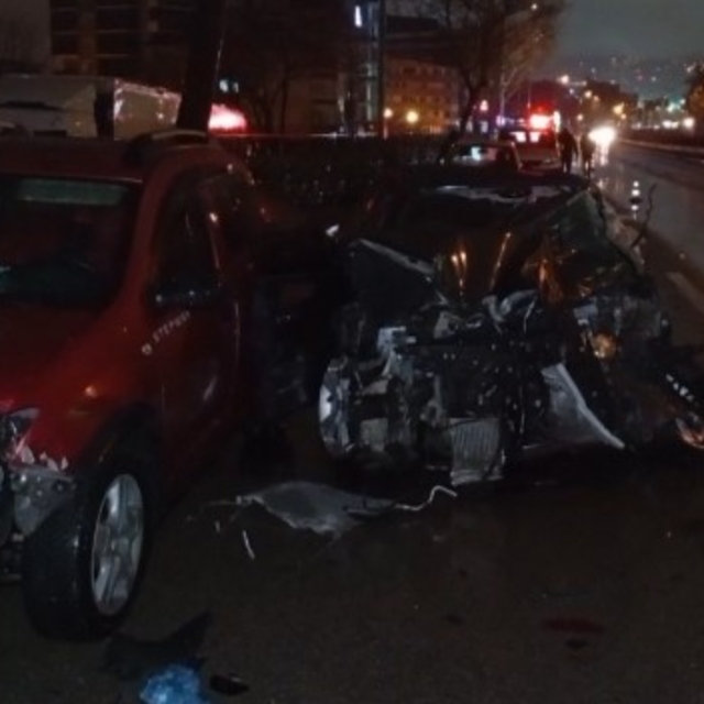 Bursa'da zincirleme kaza: 3 yaralı
Kazaya yardım etmeye koştu, bir kaza dah...