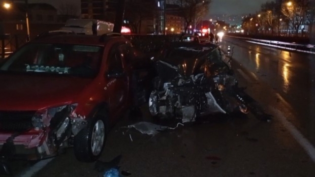 Bursa'da zincirleme kaza: 3 yaralı
Kazaya yardım etmeye koştu, bir kaza daha yaşandı