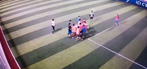 Stres atmak için gittikleri halı saha maçında yumruklar konuştu