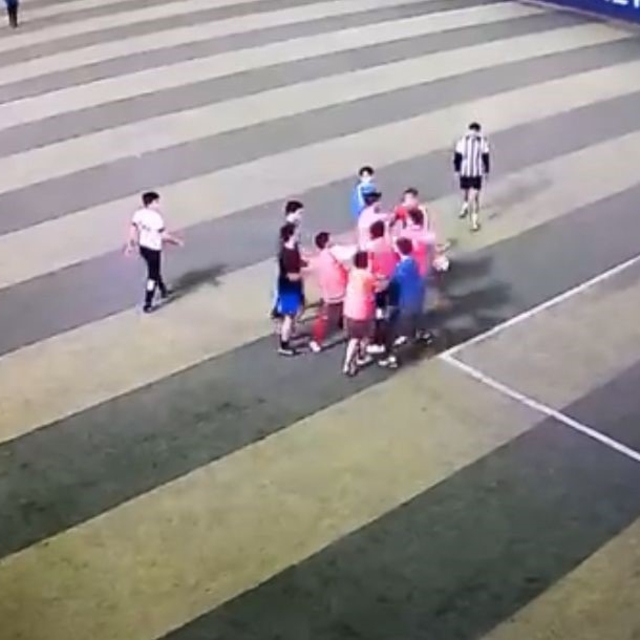 Stres atmak için gittikleri halı saha maçında yumruklar konuştu