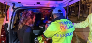 Yasal sınırın üstünde alkollü çıkan aday sürücünün ehliyeti iptal edildi, "Beni çekmeyin avukatım" diyerek kendini savundu Adana'da alkol denetimi: 48 sürücüye toplam 674 bin 431 lira idari para cezası