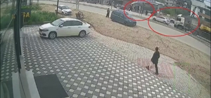 Karşıdan karşıya geçmek isteyen öğrencilere çarpmamak için sola manevra yapan iş makinesi yüklü tır sürücüsünün faciayı önlediği anlar kamerada