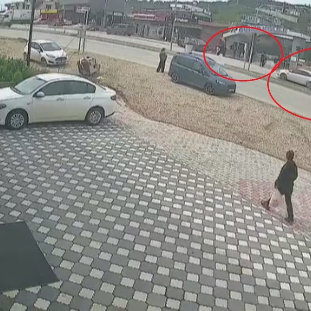 Karşıdan karşıya geçmek isteyen öğrencilere çarpmamak için sola manevra yap...