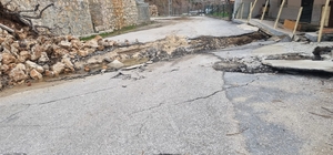 Mersin'de heyelan nedeniyle bazı evler zarar gördü