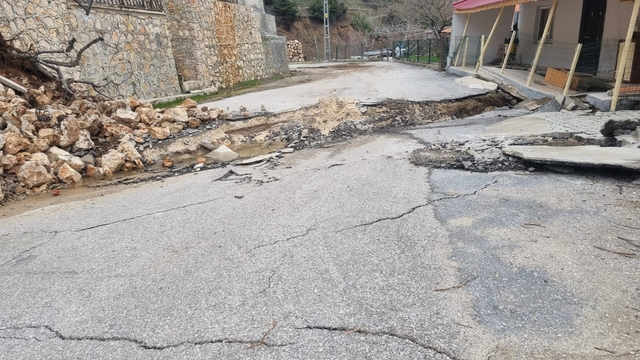 Mersin'de heyelan nedeniyle bazı evler zarar gördü