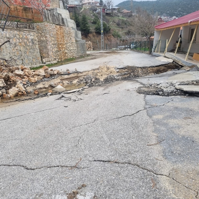 Mersin'de heyelan nedeniyle bazı evler zarar gördü