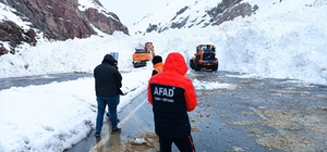 Çığ nedeniyle ulaşıma kapanan Van-Hakkari kara yolu açıldı