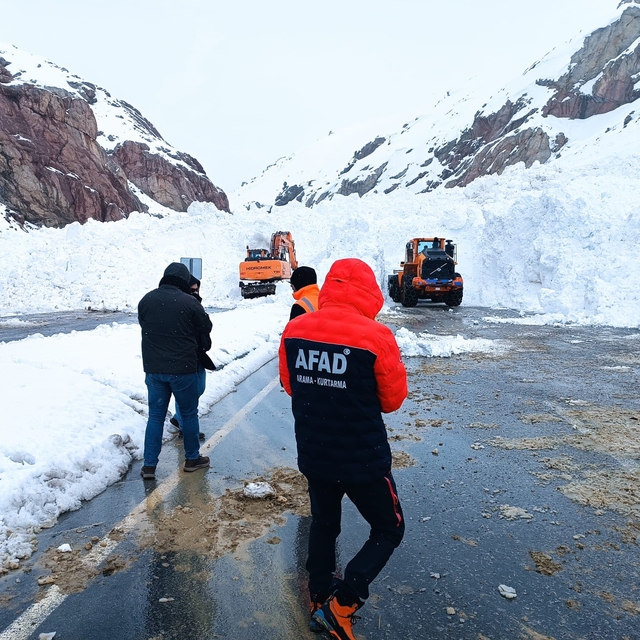 Çığ nedeniyle ulaşıma kapanan Van-Hakkari kara yolu açıldı