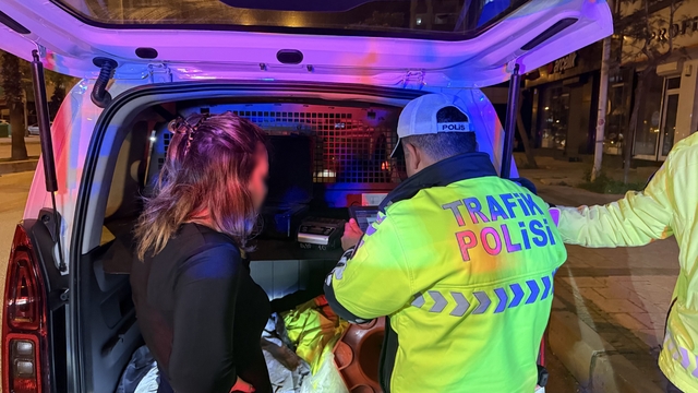 Yasal sınırın üstünde alkollü çıkan aday sürücünün ehliyeti iptal edildi, "Beni çekmeyin avukatım" diyerek kendini savundu
Adana'da alkol denetimi: 48 sürücüye toplam 674 bin 431 lira idari para cezası