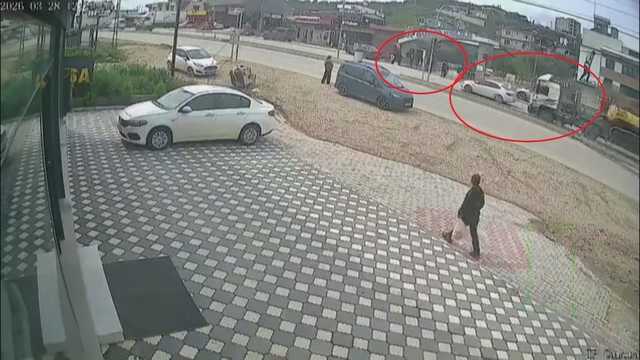 Karşıdan karşıya geçmek isteyen öğrencilere çarpmamak için sola manevra yapan iş makinesi yüklü tır sürücüsünün faciayı önlediği anlar kamerada