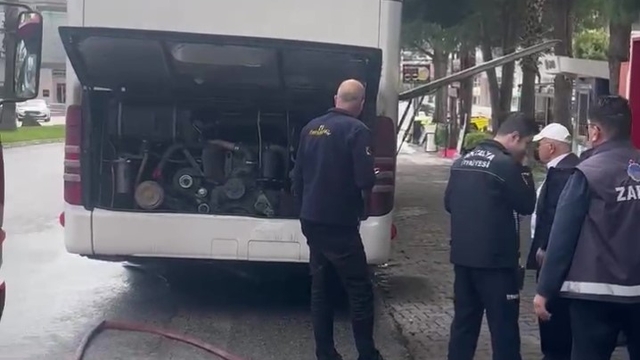 Park halindeki otobüsün motor bölümünde yangın çıktı