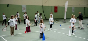 Eski milli sporcu çocukları tenisle buluşturuyor