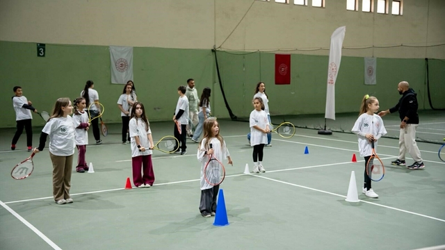 Eski milli sporcu çocukları tenisle buluşturuyor