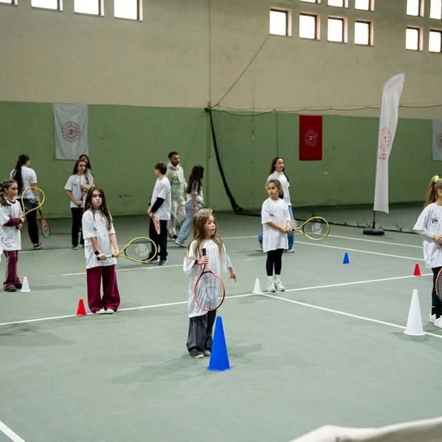 Eski milli sporcu çocukları tenisle buluşturuyor