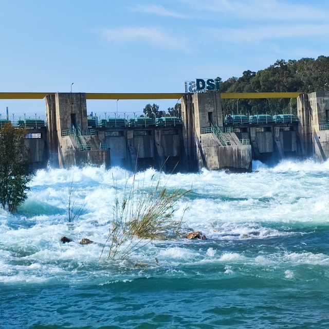 Seyhan Barajı'nda kapaklar açıldı: Çağlayan sular Seyhan Nehri ile buluştu