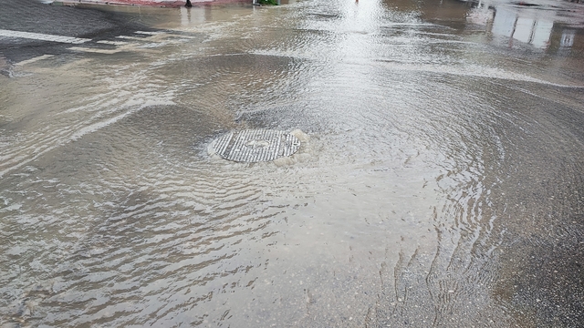 Adana'da içme suyu borusu patladı, cadde göle döndü