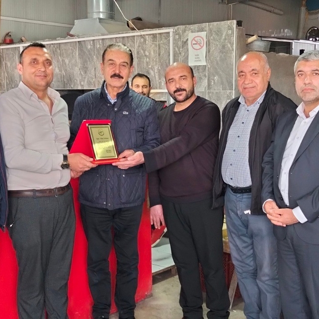 Fazla yardımı kabul etmeyen esnafa örnek davranış plaketi