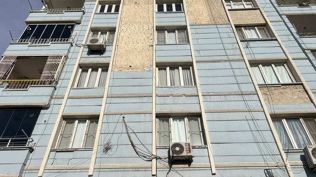 Binadan dökülen parçalar hastanelik etti