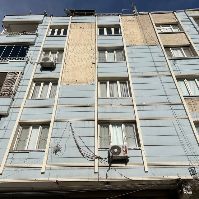 Binadan dökülen parçalar hastanelik etti