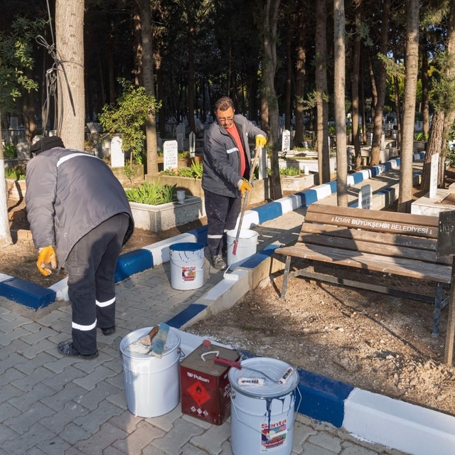 İzmir'de mezarlıklar doldu
Büyükşehir 70 futbol sahası büyüklüğünde alan aç...