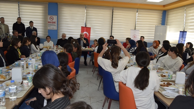 Vali Zorluoğlu, Dicle'de gençlerle buluştu