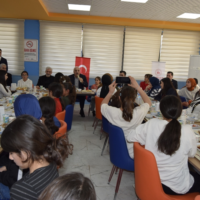 Vali Zorluoğlu, Dicle'de gençlerle buluştu