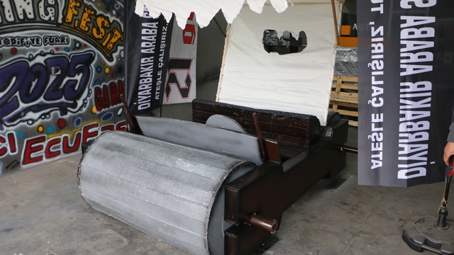 Diyarbakır'da modifiye tutkunlarının "Taş Devri" aracına yoğun ilgi