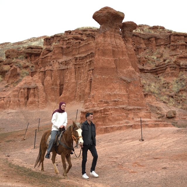 Narman Peribacaları doğaseverleri atlı safariyle buluşturuyor