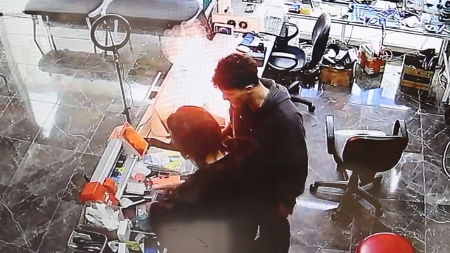 Cep telefonu bomba gibi patlayıp alev aldı: O anlar kamerada
"Bataryası şiş telefonlar saati belli olmayan bir bombadır"