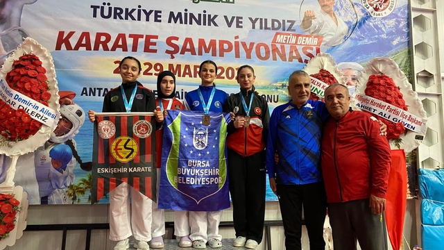 Eskişehirli karateciler Türkiye Şampiyonası'ndan madalyalarla döndü
5 bin 130 sporcu arasından Türkiye derecesi elde ettiler