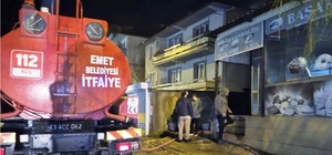 Emet’te fırın deposunda çıkan yangın büyümeden söndürüldü