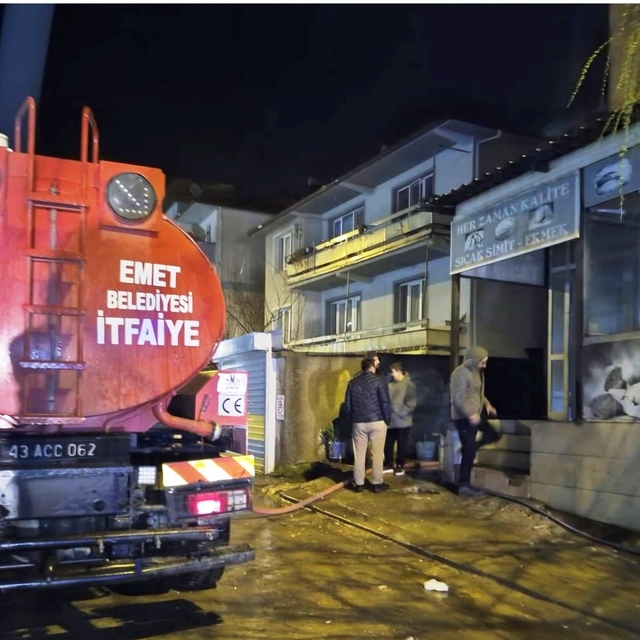 Emet'te fırın deposunda çıkan yangın büyümeden söndürüldü