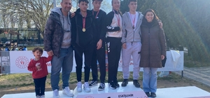 Genç atletler pistte kozlarını paylaştı