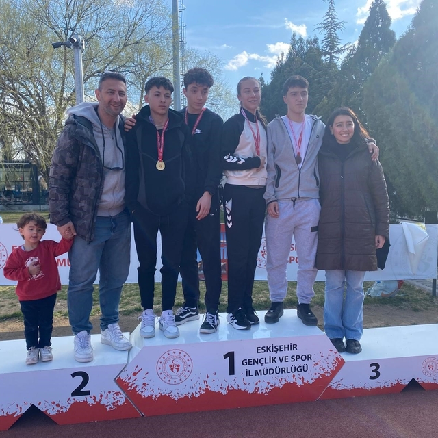 Genç atletler pistte kozlarını paylaştı