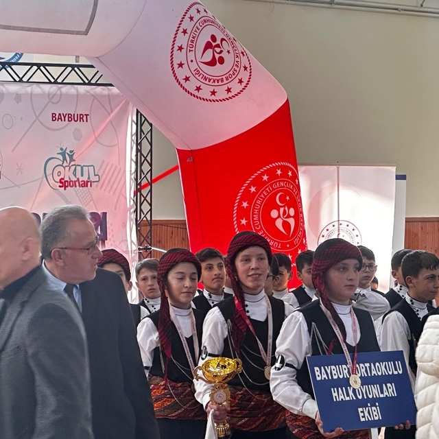 Bayburt Ortaokulu halk oyunlarında Türkiye finallerine yükseldi