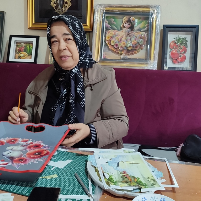 Yaşlı kadın kurslarda üreterek huzur buldu