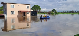 Yükselen sular evde mahsur bıraktı, AFAD ekipleri yetişti
