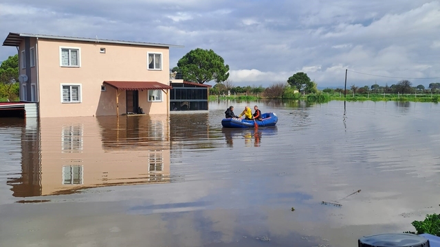 Yükselen sular evde mahsur bıraktı, AFAD ekipleri yetişti