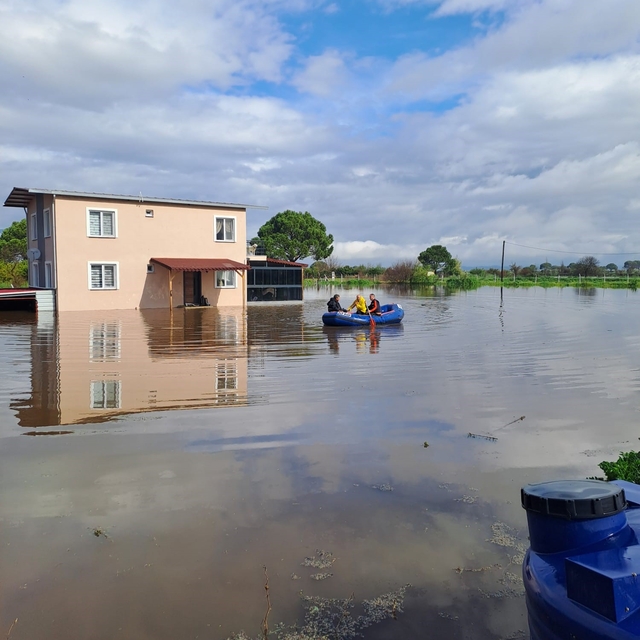 Yükselen sular evde mahsur bıraktı, AFAD ekipleri yetişti