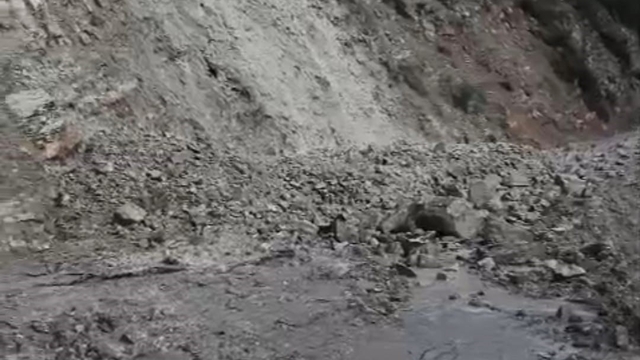 Heyelan köy yolunu ulaşıma kapattı